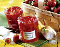 Beeren durch Einkochen zu Konfitüre verarbeiten